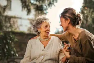 une dame âgée dans un jardin à l'EHPAD