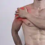 Avoir une douleur à l'épaule