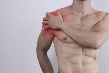 Avoir une douleur à l'épaule