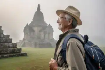 homme âgé avec un sac à dos