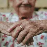 Mains d'une dame âgée