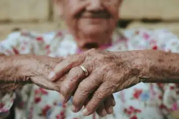 Mains d'une dame âgée