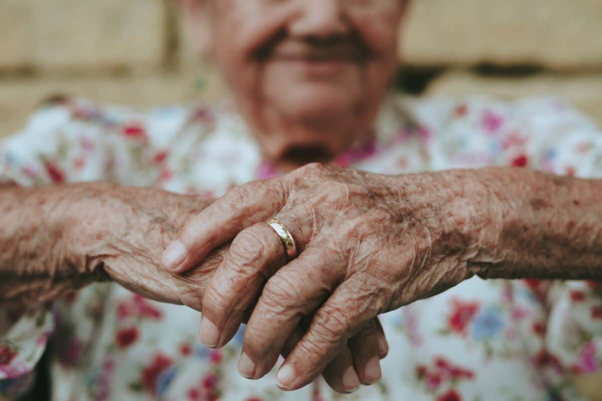Mains d'une dame âgée
