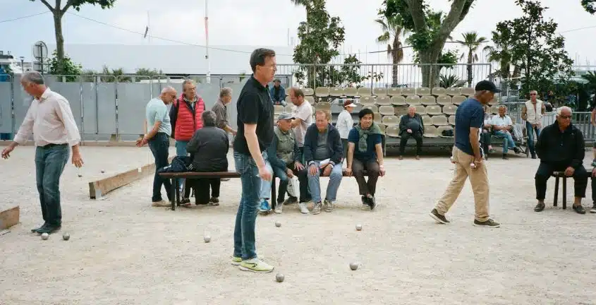 Jouer à la pétanque entre seniors et vétérans