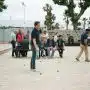 Jouer à la pétanque entre seniors et vétérans