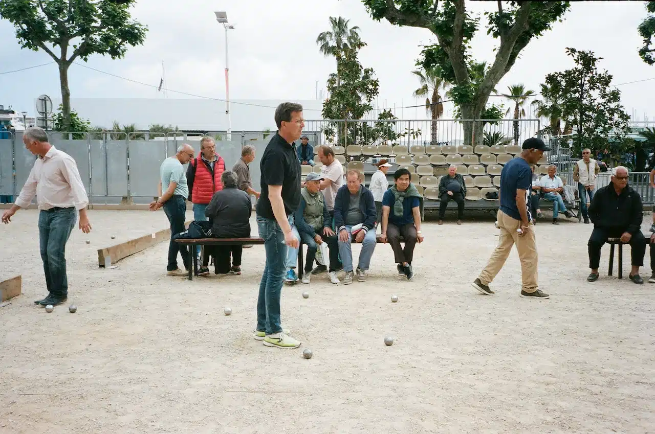 Jouer à la pétanque entre seniors et vétérans